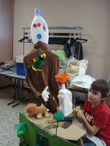 Rptition de petits tableaux pour un spectacle dambulatoire crit par les enfants sur les thmes du temps et de l'environnement;